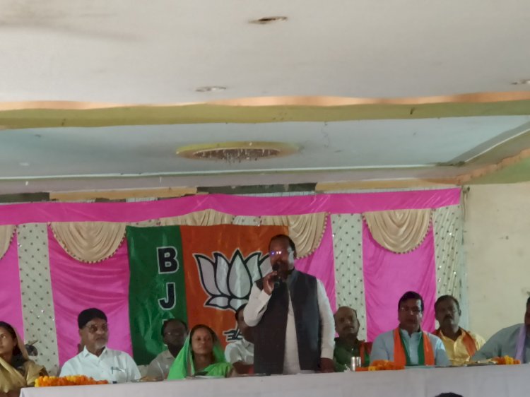 *प्रदेश संगठन के निर्देशानुसार विधानसभा स्तरीय बैठक भटगांव के सामुदायिक भवन में हुई सम्पन्न ...बैठक में राज्यसभा सांसद रामविचार नेताम रहे मुख्य अतिथि .. किया कार्यकर्ताओ को चार्ज....*