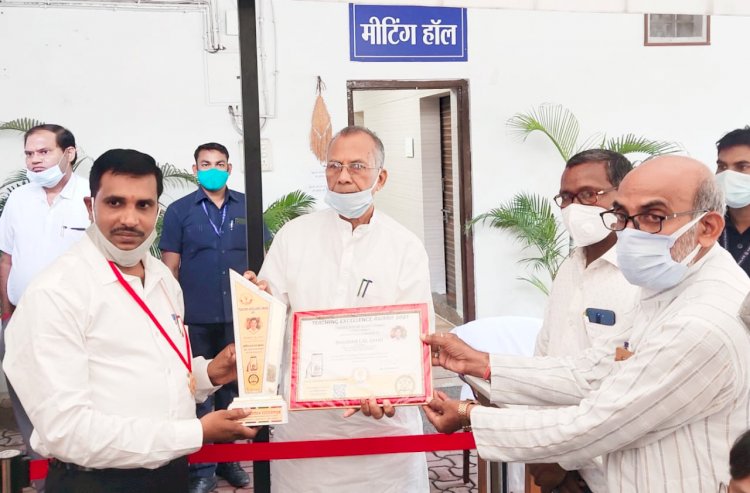 बेमेतरा:छत्तीसगढ़ के गृहमंत्री ताम्रध्वज साहू ने किये शिक्षक भुवन लाल साहू का सम्मान,