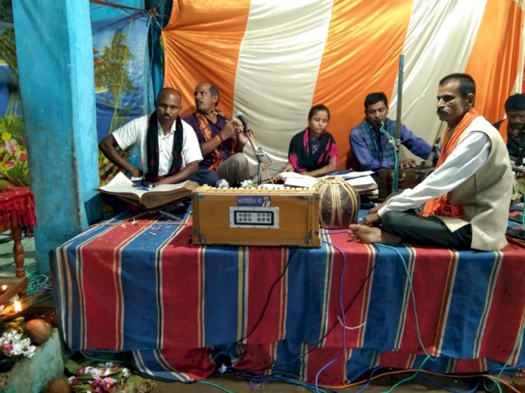 मस्तूरी ब्लाक के छोटे से गांव के निवासी है बैरिस्टर पटेल इनकी बांसुरी की धुन हारमुनियम और गीतों ने क्षेत्र में बनाई इनकी अलग पहचान यूट्यूब में भी मिल जायेंगे इनके कई गाने पढ़े पूरी खबर