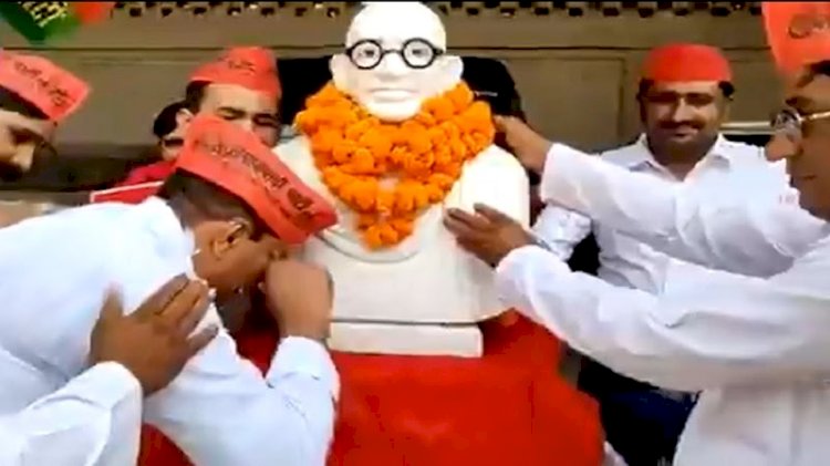 'आंसूबाज नेता' का VIDEO: गांधी की मूर्ति पकड़कर ‘बापू-बापू’ कहते हुए रो पड़े नेता जी.... प्रतिमा के सामने फूट-फूटकर रोए लीडर.... लोग बोले, ऑस्कर में भेजो.... देखें VIDEO.....