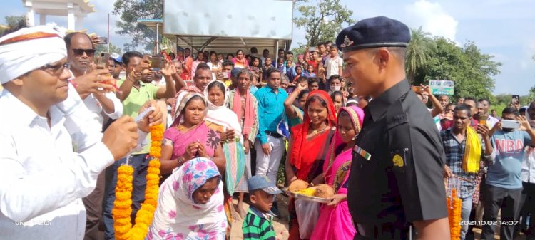 सेवानिवृत्त होकर घर पहूंचे फौजी का ग्रामीणो ने किया शानदार अभिनंदन..35 साल के आर्मी के जवान बंसत कुमार सोरी ने 17 साल देश सेवा में समर्पण की.. रिटायरमेंट फौजी जवान का अभूतपूर्व अभिनंदन, दुगली थाना प्रभारी ने भी सेल्यूट किया..