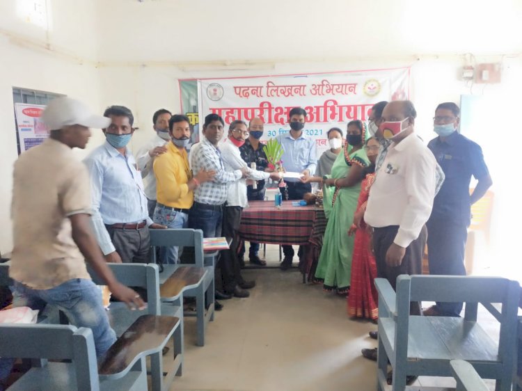 सहायक शिक्षक फेडरेशन ब्लॉक संगठन नगरी के द्वारा स्व. कोमल सिंह सोरी की धर्मपत्नी श्रीमती भूमिजा सोरी को संवेदना पुष्प राशि के स्वरूप में संगठन द्वारा 30000 का चेक प्रदान किया गया...