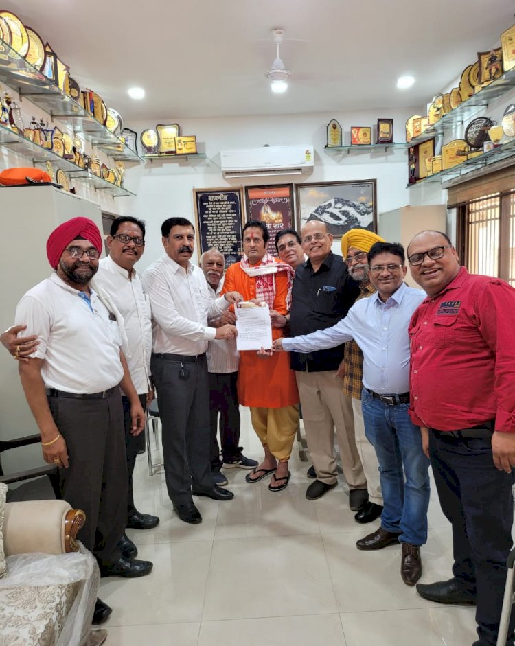 केंद्र सरकार द्वारा ई-कॉमर्स नियमों के तत्काल प्रवर्तन को लेकर कांग्रेस पार्टी के राष्ट्रीय सचिव विकास उपाध्याय के साथ कन्फेडरेशन ऑफ ऑल इंडिया ट्रेडर्स के पदाधिकारियों की बैठक आज आहुत की गई.....