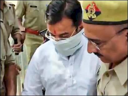 केंद्रीय मंत्री का बेटा अरेस्ट: लखीमपुर कांड में केंद्रीय मंत्री का बेटा आशीष मिश्रा 12 घंटे की पूछताछ के बाद गिरफ्तार.... हत्या, लापरवाही से गाड़ी चलाने और आपराधिक साजिश का केस.... 12 घंटे की पूछताछ में 14 बार भेजा गया चाय-नाश्ता......