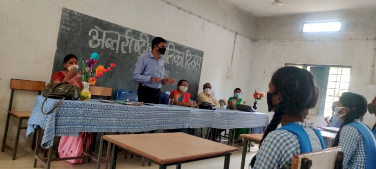 शासकीय कन्या उच्चतर माध्यमिक विद्यालय नगरी में मनाया गया अंतर्राष्ट्रीय बालिका दिवस..जीवन के स्वर्णिम भविष्य का निर्माण करने शिक्षा सर्वोपरि – बी.ई.ओ. सतीश प्रकाश सिंह