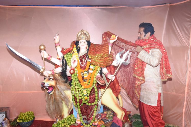 नवरात्रि पर अपने साथियों के साथ रायपुर पश्चिम में विराजित दुर्गा देवी के दर्शन करने पंडालों में पहुँचे विधायक विकास उपाध्याय......