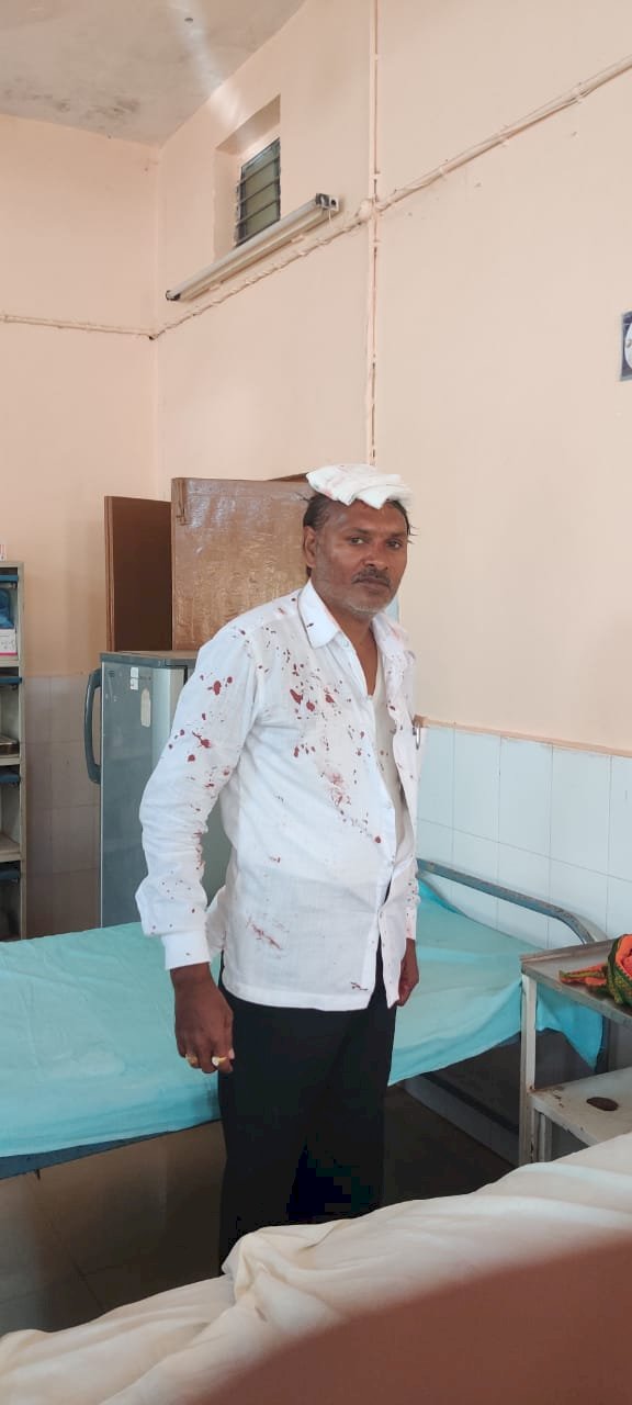 बेमेतरा:दुर्ग सांसद विजय बघेल की पदयात्रा में जा रहे बेरला.मंडल अध्यक्ष व सरपंच केसिर पर ताबड़तोड़ पत्थर से वार
