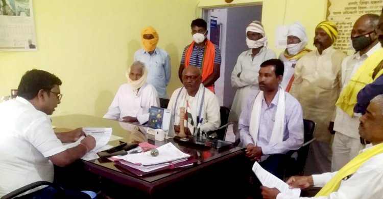तेंदुआ के हमले में मृतक बच्चे के परिवार को एक करोड़ मुआवजा देने की मांग...वन ग्राम संघर्ष समिति ने नगरी एस डी एम को राज्यपाल के नाम सौंपा ज्ञापन...