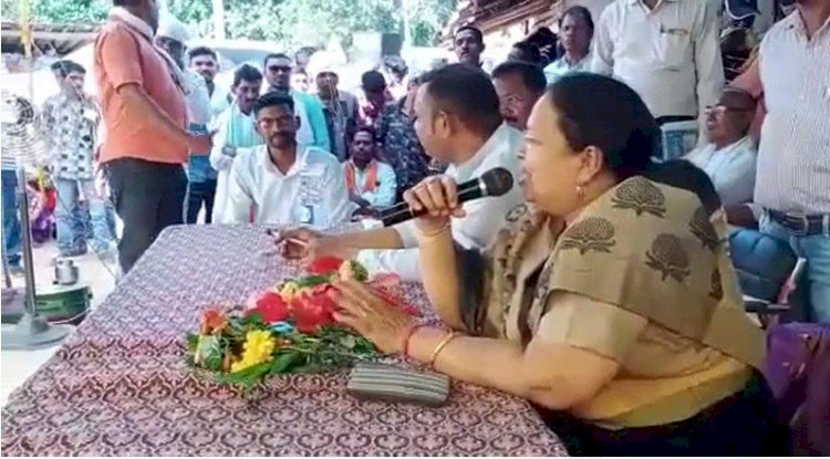 CG- 'थोड़ा-थोड़ा पीकर सो जाया करें' VIDEO: महिला मंत्री के शराब वाले बयान के बाद मचा बवाल.... BJP महिला मोर्चा की अध्यक्ष बोली, प्रदेश सरकार के पास यूपी चुनाव के लिए पैसे नहीं, जो अब महिलाओं को भी शराब पीने के लिए बोल रहे?.... देखें मंत्री के बयान का पूरा VIDEO......