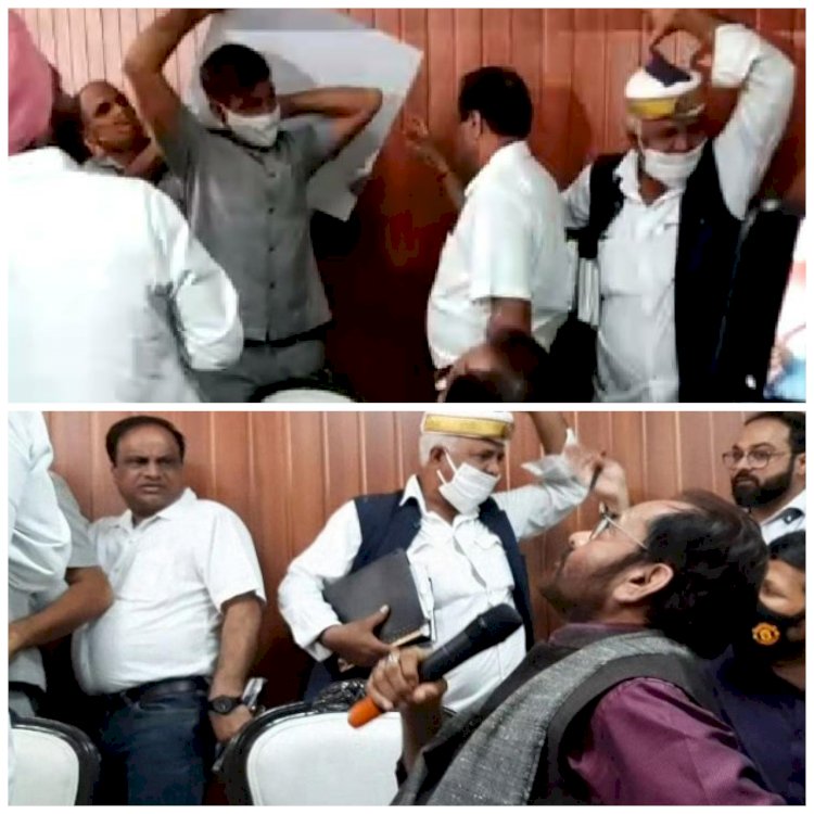 बाल-बाल बचे केंद्रीय मंत्री: केंद्रीय मंत्री के प्रेस कांफ्रेंस में बड़ा हादसा.... केंद्रीय मंत्री के सिर पर गिरी छत.... प्रेस कॉन्फ्रेंस में भरभराकर गिरी सीलिंग.... सुरक्षाकर्मी पर गिरा बड़ा सा टाइल्स.... फिर जो हुआ.....