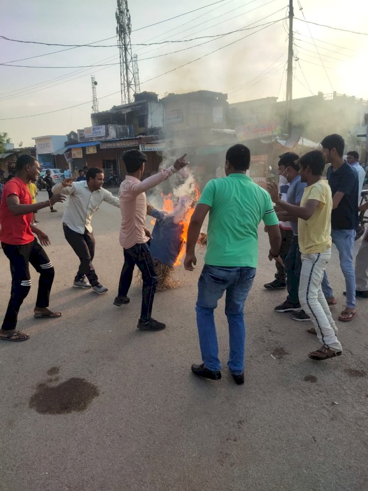 पत्थलगांव में हुई घटना पर चढ़ा सियासी रंग BJYM ने किया दशहरा पर्व के तीसरे दिन सीएम बघेल का पुतला दहन....