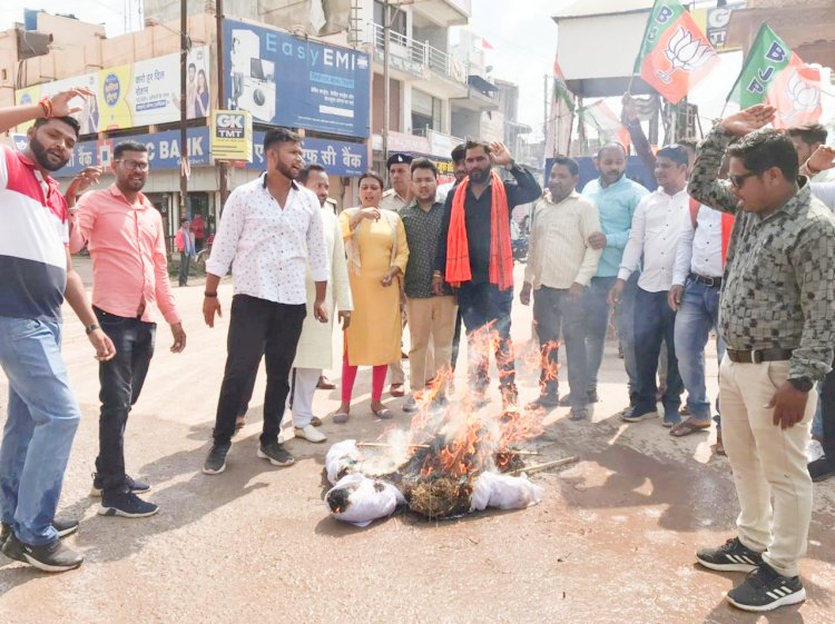 CG:भारतीय जनता युवा मोर्चा ने बेमेतरा के सिग्नल चौक पुराना बस स्टैंड में मुख्यमंत्री भूपेश बघेल का पुतला फूंका