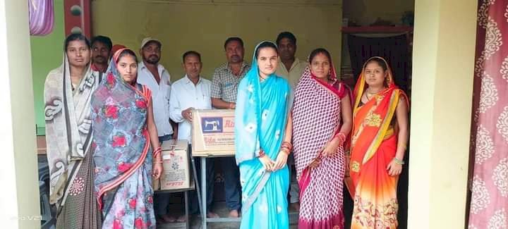CG:थानखम्हरिया ब्लाक कांग्रेस कमेटी अध्यक्ष जितेंद्र उपाध्याय ने महिला समूह को सिलाई मशीन वितरण किये