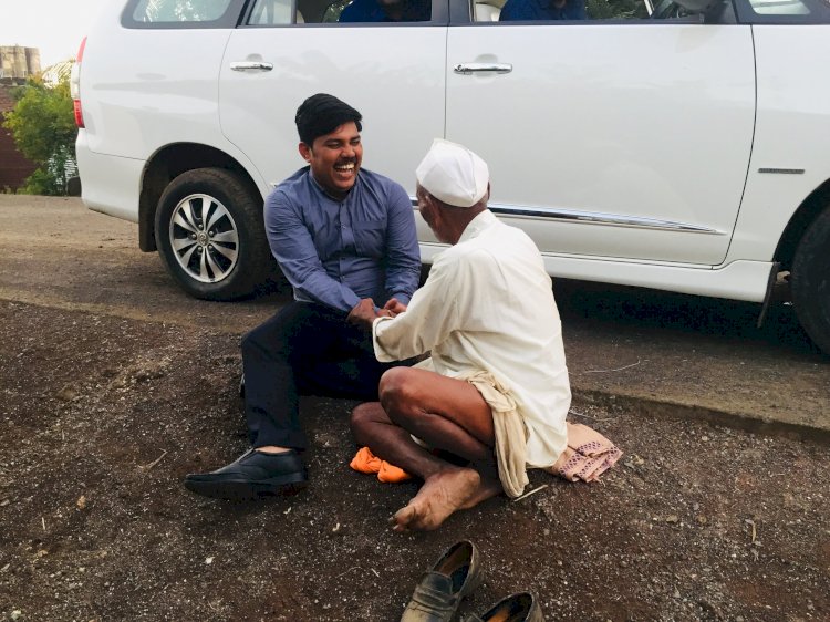 सादगी से बड़ी कोई खूबसूरती नहीं: बुजुर्ग के साथ सड़क किनारे जमीन पर बैठ गए IAS.... IAS जमीन पर बैठकर बुजुर्ग संग लड़ाने लगे गप्पे…. सड़क किनारे ठहाके लगाते देख लोग हुए कायल... IAS बोले, 'संगमरमर पर तो हमने पांव फिसलते...'