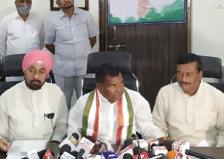 शराबबंदी पर बोले आबकारी मंत्री:लखमा ने कहा- शराबबंदी तुरंत नहीं.….नोटबंदी की तरह अचानक नहीं होगी शराबबंदी, आदिवासी क्षेत्रों को भी देखना होगा,मजदूर-किसान सभी तरह के लोग रहते हैं…देखे विडियो शराबबंदी को लेकर मंत्री ने और क्या कुछ कहा……