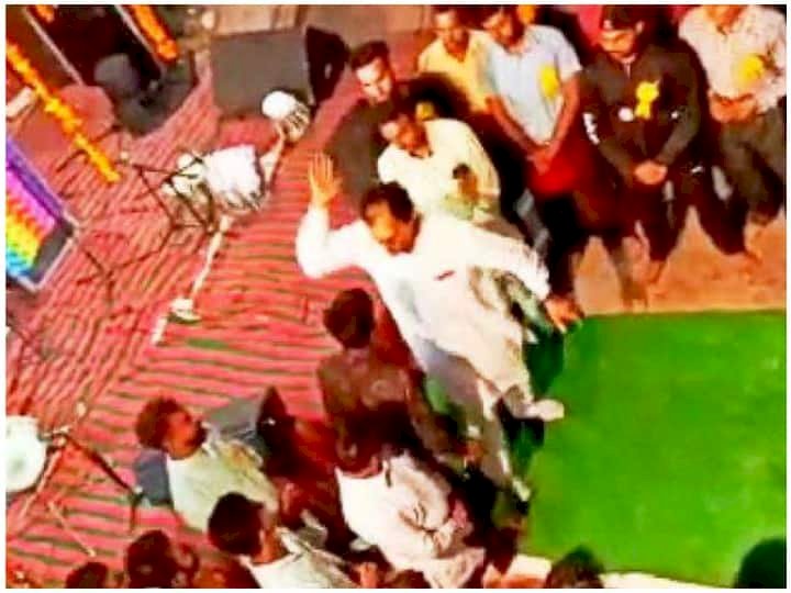 VIDEO ब्रेकिंग: कांग्रेस विधायक की सत्ता के नशे में खुलेआम गुंडागर्दी.... युवक ने पूछा आपने गांव के लिए क्या किया…फिर जो हुआ…विधायक,गार्ड ने की युवक के साथ जमकर मारपीट , गाली गलौच-धक्का मुक्की... दोबारा नज़र न आने की भी धमकी.... देखें VIDEO...……