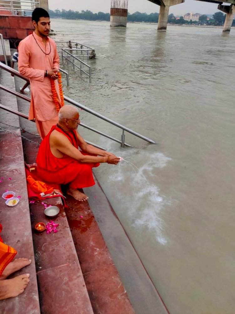 महामंडलेश्वर स्वामी हंसराम जी ने माँ गंगा में शारदीय नवरात्रि की भस्मि प्रवाहित की