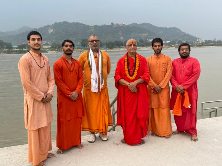 महामंडलेश्वर स्वामी हंसराम जी ने माँ गंगा में शारदीय नवरात्रि की भस्मि प्रवाहित की