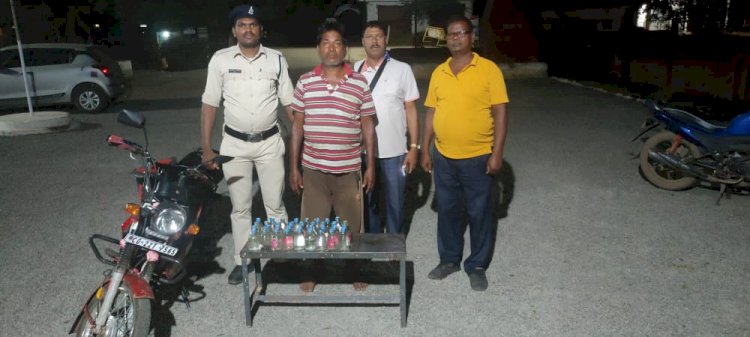पचपेड़ी पुलिस द्वारा अवैध शराब बिक्री करने वाले पर की गई कार्रवाई अवैध रूप से बिक्री करने हेतु 35 पाव देशी शराब कुल 6.300 लेटर कीमती 2800 रुपए एवं परिवहन में प्रयुक्त वाहन सहित पकड़ा गया आरोपी