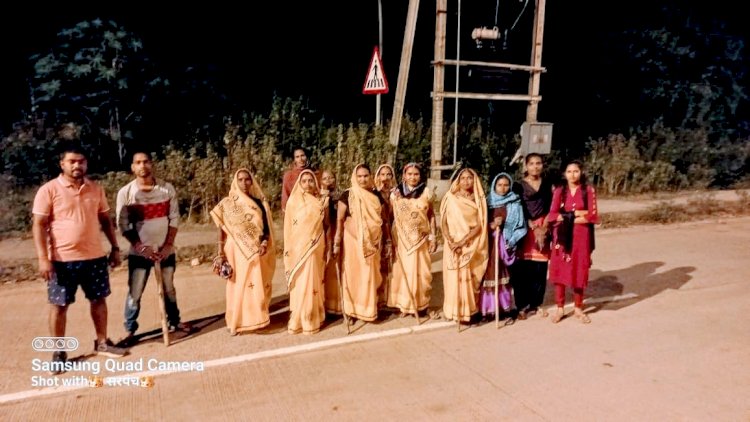 CG :बेमेतरा जिले के नवागढ़ विधानसभा क्षेत्र के नारायणपुर कि महिला कमांडो की टीम रात को हाथ में लाटी लेकर करते है गश्त