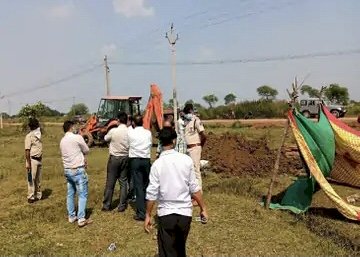 CG में बच्चों के शव को कब्र से निकाला गया : बच्चों की मौत सांप के काटने से हुई थी, परिजनों के मनाही पर बिना पोस्टमार्टम ही कर दिया अंतिम संस्कार…फिर जो हुआ….पढ़िए पूरा मामला…….