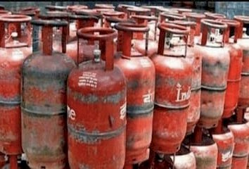 ख़ुशख़बरी! LPG उपभोक्ताओं को बड़ी राहत, अब राशन दुकान से भी खरीद सकेंगे गैस सिलेंडर, केंद्र सरकार कर रही ये तैयारी….सरकार दे सकती है जल्द बिक्री की इजाजत ,जानिए इसके बारे में सबकुछ….