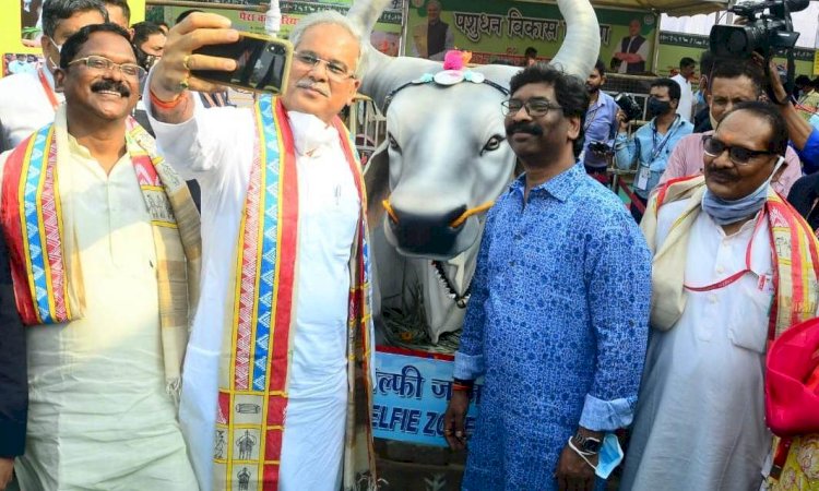 राष्ट्रीय आदिवासी नृत्य महोत्सव: छत्तीसगढ़ और झारखण्ड के मुख्यमंत्रियों ने ठोड़का और तुरही के साथ की जुगलबंदी…CM बघेल ने प्रदर्शनी में बनाये गए गौठान के मॉडल पर CM सोरेन के साथ ली सेल्फी….सोरेन ने छत्तीसगढ़ के मुर्रा का चखा स्वाद……