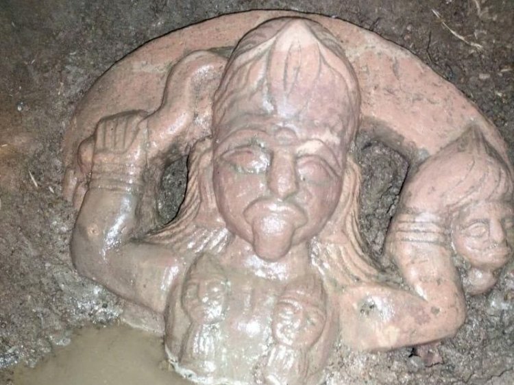 CG:बेमेतरा जिले की पुरानी बस्ती रांका के बनिया तालाब के पास स्थित मैदान में खुदाई के दौरान मां काली की प्राचीन मूर्ति ,दर्शन करने उमड़ी भीड़