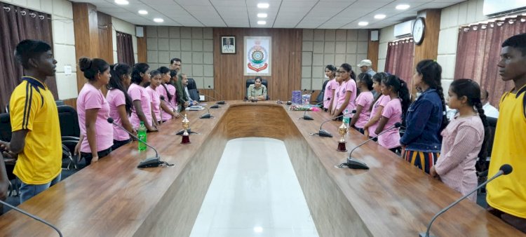 *पुलिस अधीक्षक ने जिले के खिलाड़ियों को किया सम्मानित ... जिले से 4 महिला 2 पुरूष नेशनल प्रतियोगिता के लिए हुए चयनित...*