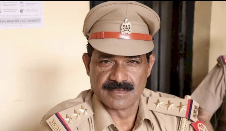 गर्लफ्रेंड के साथ होटल में इंस्पेक्टर : पत्नी ने छापा मारा….होटल में गर्लफ्रेंड संग रंगरेलियां मना रहा था इंस्पेक्टर, फिर जमकर चले लात-घूंसे…कमिश्नर ने इंस्पेक्टर को किया सस्पेंड……