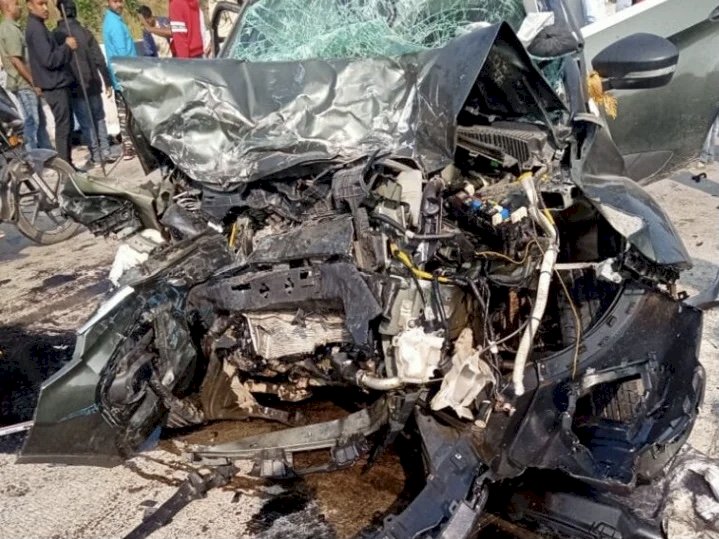 2 मौतें CG दर्दनाक सड़क हादसा : कार और टैंकर में जबरजस्त भिड़ंत…कार के उड़े परखच्चे…..एक घायल, 2 की दर्दनाक मौत ,मरने वाले की पहचान नहीं….जाँच में जुटी पुलिस…….