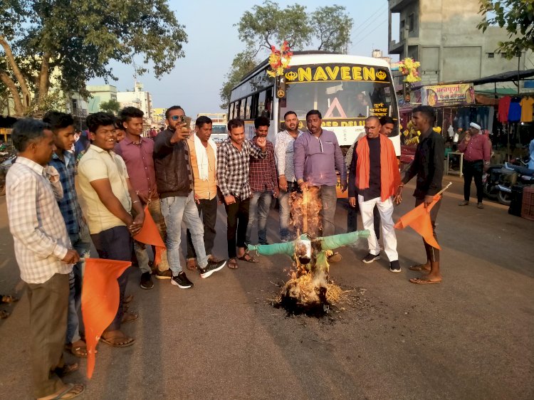 CG:देवरबीजा में विश्व हिंदू परिषद एवं भाजपा कार्यकर्ताओं द्वारा मुख्यमंत्री व वन मंत्री का पुतला दहन किये