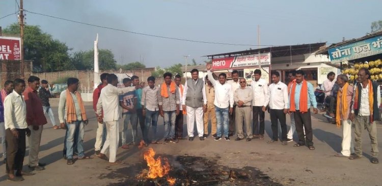 CG:पूर्व मंत्री दयालदास बघेल सहित समर्थकों ने किया मंत्री मोहम्मद अकबर व मुख्यमंत्री भूपेश बघेल का विरोध प्रदर्शन,और किये पुतला दहन