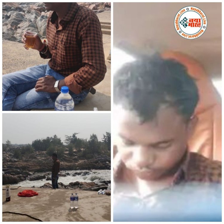 VIDEO CG पटवारी सस्पेंड: नशे में टल्ली दारूबाज पटवारी का भौकाल….धान रजिस्ट्रेशन की आखिरी तारीख थी, मिन्नतों के बाद आया तो नदी किनारे शराब पीने बैठ गया…फिर जो हुआ…किया गया सस्पेंड….देखे दारूबाज पटवारी का विडियो….