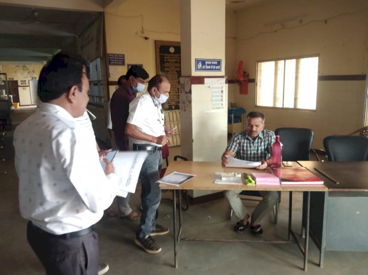 CG:बेमेतरा कलेक्टर ने किये टीकाकरण केन्द्र थानखम्हरिया का निरीक्षण