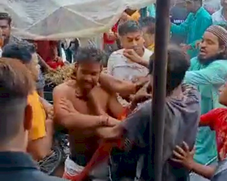 झंडा विवाद के आरोपी रिजवान को जिला बदर करने एस.पी. ने किया प्रतिवेदन पेश जिला दंडाधिकारी ने नोटिस जारी कर जवाब मांगा