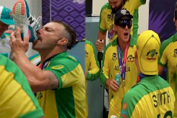 VIDEO T20 World Cup: ऑस्ट्रेलिया के खिलाड़ियों ने रातभर जश्न मनाया….नाचते रहे, गाते रहे पर ऐसा कैसा अजूबा जश्न….जीतने के बाद पैर से निकाला जूता फिर जूते में बीयर डाला और पी गये... देखे ICC ने किया वायरल विडियो……
