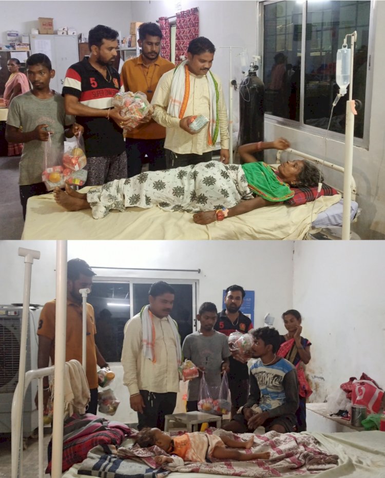 युवाओं के चहेते नेता जनपद पंचायत उपाध्यक्ष माड़वी देवा दोरनापाल स्वास्थ्य केंद्र पहुंचकर मरीजों का जाना हालचाल और किया फलाहार वितरण
