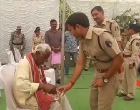 SP जनदर्शन : IPS की संवेदनशीलता….जब SP ने 88 साल के भूखे बैठे बुजर्ग को खुद कराया नाश्ता कहा- “एला पूरा खाना हे तब तोर समस्या सुनबो हमन, अउ ते नई खाबे त तोर समस्या ल हमन नई सुनन”…. फिर उनकी व्यथा सुनी……देखिये विडियो……