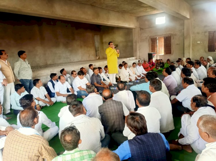 CG:बाबा गुरु घासीदास लोक महोत्सव जयंती को सतनामी समाज के साथ संसदीय सचिव गुरूदयाल सिंह बंजारे ने किया बैठक