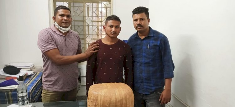 CG ब्रेकिंग: फेरी लगाकर गांजा बेचने वाला गिरफ्तार.... ट्रेन में सामान बेचने वाले युवक ने ज्यादा कमाई के लिए पार्ट टाइम गांजा बेचना किया शुरू.... 1 लाख का गांजा बरामद......