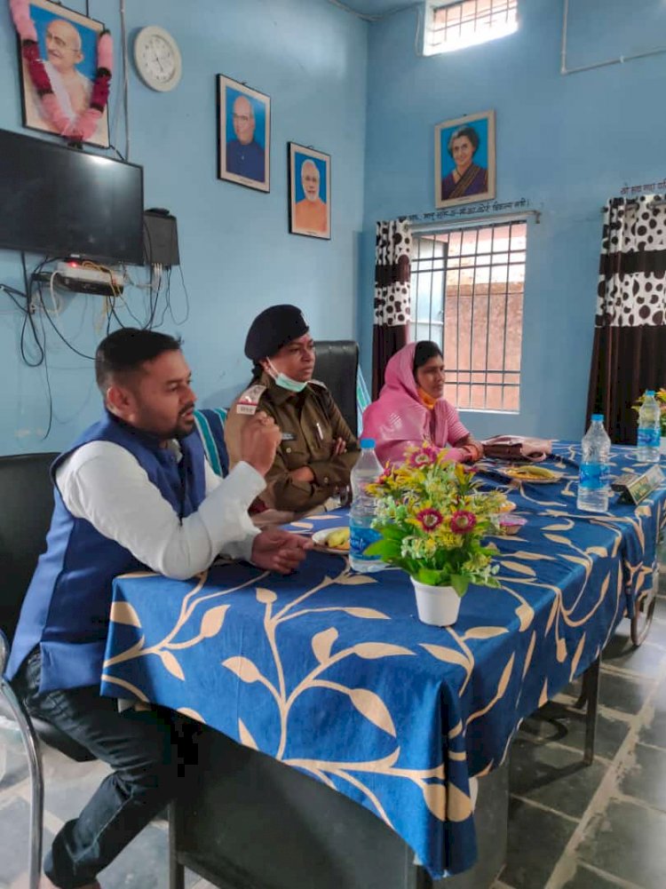 पुलिस अधीक्षक महासमुंद दिव्यांग पटेल व एडिश्नल एस पी मेघा टेंभुलकर के आदेशानुसार टी आई थाना खल्लारी दीपा केंवट के मार्गदर्शन में थाना खल्लारी के अंतर्गत ग्राम कोमा में आज हमर पुलिस हमर संग कार्यक्रम के तहत जनजागरूकता कार्यक्रम का किया गया आयोजन