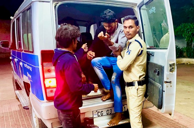 अनियंत्रित होकर रोड किनारे पेड़ से टकराकर घायल पड़े दो युवकों को डॉयल -112 तुरंत पहुंचाया हॉस्पिटल बचाई जान