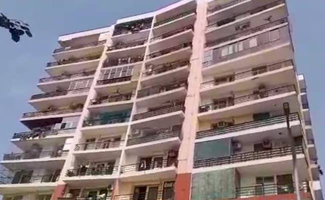 19वीं मंजिल से गिरी बुजुर्ग महिला: बालकनी में कपड़े फैलाने आई महिला 19वीं मंजिल से गिरी.... ऐसे हवा में झूलती रही.... तभी हुआ ये 'चमत्कार'.... लोगों के उड़े होश......