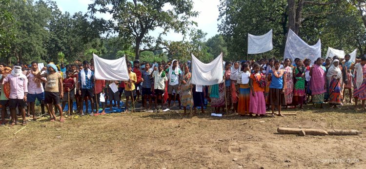 जय किसान जय जोहार का नारा लगा कर गोमपाड के ग्रामीण मूलवासी बचाओ मंच के बैनर तले 2009 गोमपाड़ घटना की न्याययिक जांच की मांग कर रहे