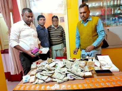 मंत्री के OSD निकले धनकुबेर: रंगीन मिजाज और भ्रष्ट अफसर के घर भारी मात्रा में मिली अश्लील सीडी और गंदी किताबें.... महिला दोस्त के साथ मिलकर खिलाता था गुल.... करोड़ों की संपत्ति का खुलासा.... लाखों रुपये, सोने के बिस्किट, गहने....