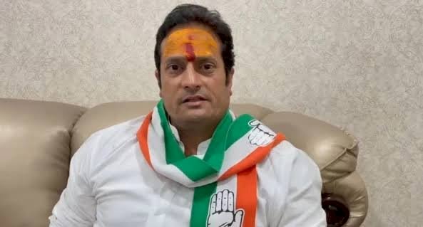 विकास उपाध्याय ने की शैक्षणिक संस्थानों को बंद रखने की मांग: नए वेरिएंट ओमिक्रॉन को देखते हुए संसदीय सचिव विकास उपाध्याय ने समस्त शैक्षणिक संस्थानों को बंद रखने की मांग की.... बोले, मास्क अनिवार्य करने कड़े नियम बनाकर चालान की दर में वृद्धि करने की जरूरत......