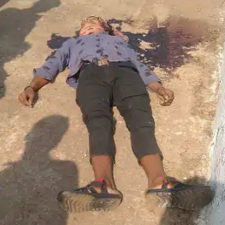 CG- दिन दहाड़े युवक का मर्डर: बीच सड़क पर कुल्हाड़ी मारकर की हत्या.... वारदात के बाद फरार हुआ आरोपी.... जांच में जुटी पुलिस.....