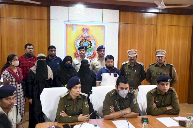 CG ब्रेकिंग: 4 डायरेक्टर गिरफ्तार.... करोड़ों की ठगी....कई लोगों को बनाया अपना शिकार.... कार्यालय बंद कर भागे.... फिर जो हुआ.... पुलिस ने 3 महिला सहित 1 पुरुष डायरेक्टर को हैदराबाद और नारायणपुर से किया गिरफ्तार.....चिटफण्ड कम्पनियों में मचा हडकम्प…….
