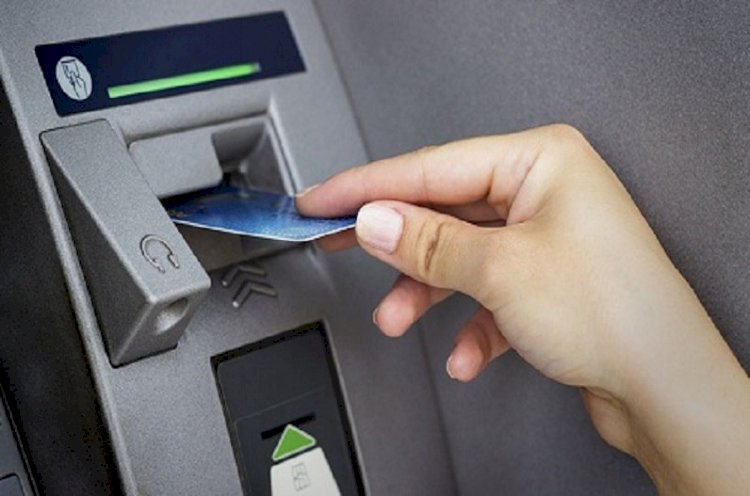 ATM से कैश निकालना होगा महंगा: ATM से लिमिट से ज्यादा पैसे निकालने पर देना होगा इतने रुपये का चार्ज... यहां देखें क्या होंगे नए चार्ज……